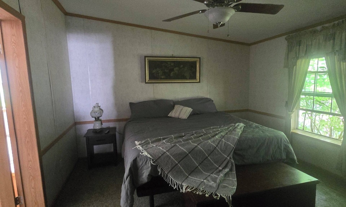 Castleton House | 1 Level easy access 3-BR Home in Historic Castleton close to travel destinations