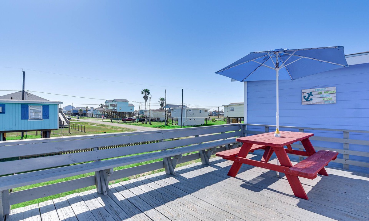 Surfside Beach House | 1 Mi to Surfside Beach: BBQ-Ready Home in Freeport