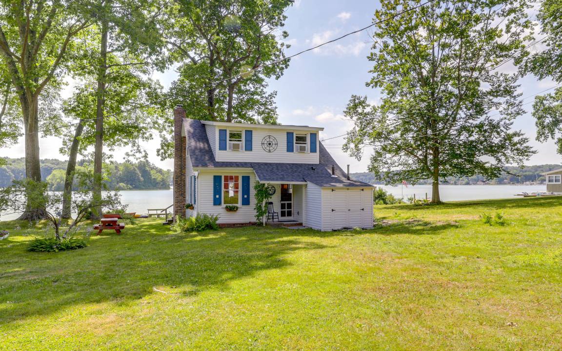 Coventry Lake Cottage | 111 m² Cabin ∙ 3 bedrooms ∙ 6 guests