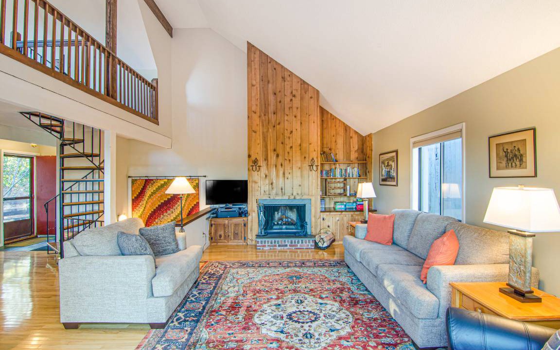 West Hartford Condo | 156 m² Condo ∙ 3 bedrooms ∙ 6 guests