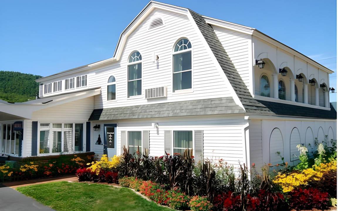 Upper Village Hotel | 172 m² Motel ∙ 5 bedrooms ∙ 127 guests