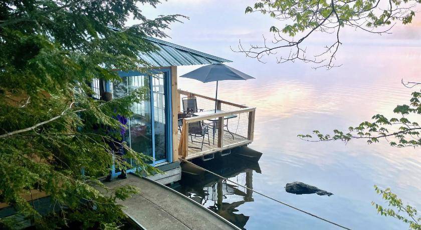 Monmouth Boat Rental | 18 m² Houseboat ∙ 1 bedroom ∙ 4 guests