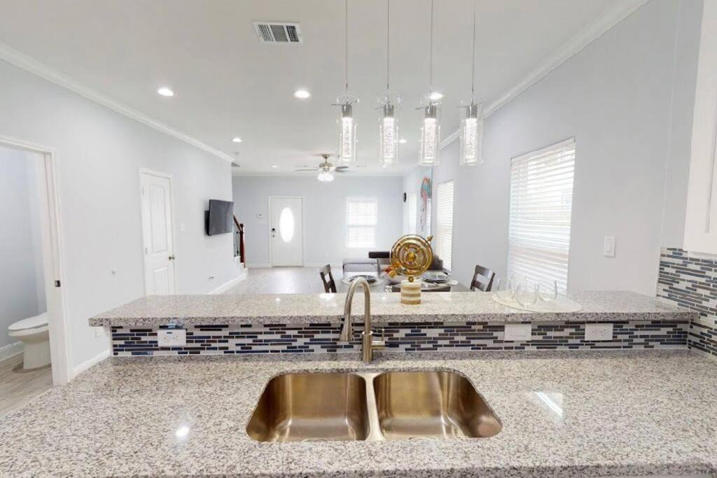 Southeast Houston House | 2 bedroom w/ upstairs balcony attached to Master