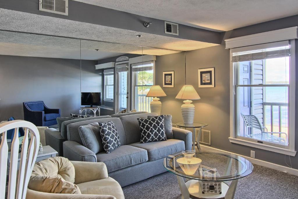 Traverse City House | 208 North Shore Inn