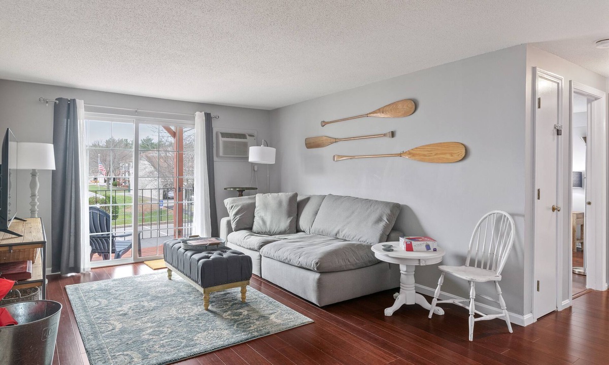 Portsmouth Condo | 2BR Apt. Sunny & Open with Balcony, car port, pool, bikes