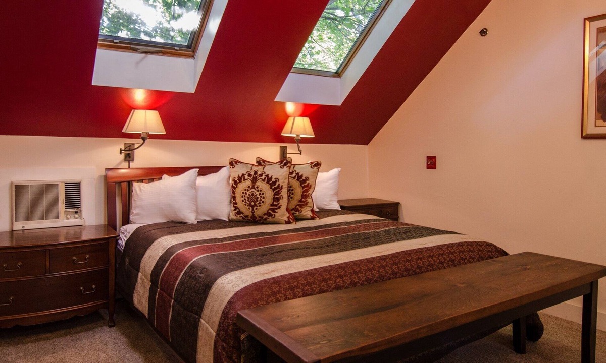 Shelburne Bed & Breakfast | 2nd Floor Romantic King Suite Jetted Tub B&B in Downtown Shelburne! WEB