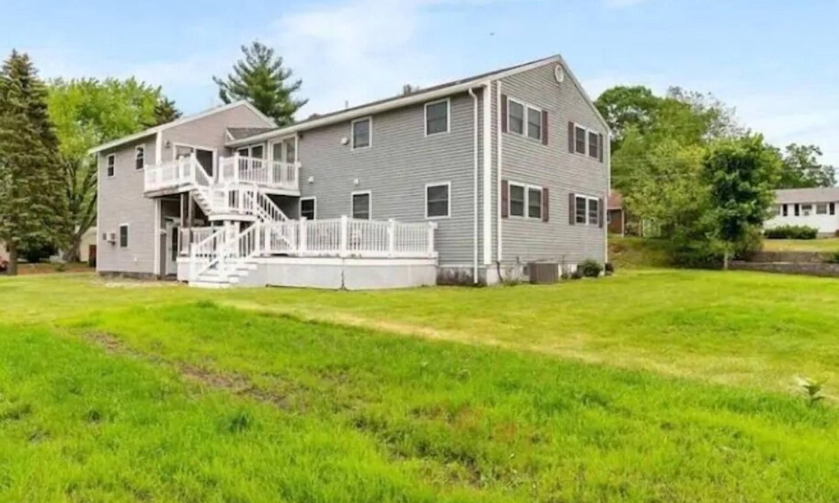 Nashua House | 3 bedroom/1 bathroom. 1700sqft. huge fenced in yard. 85inch tv