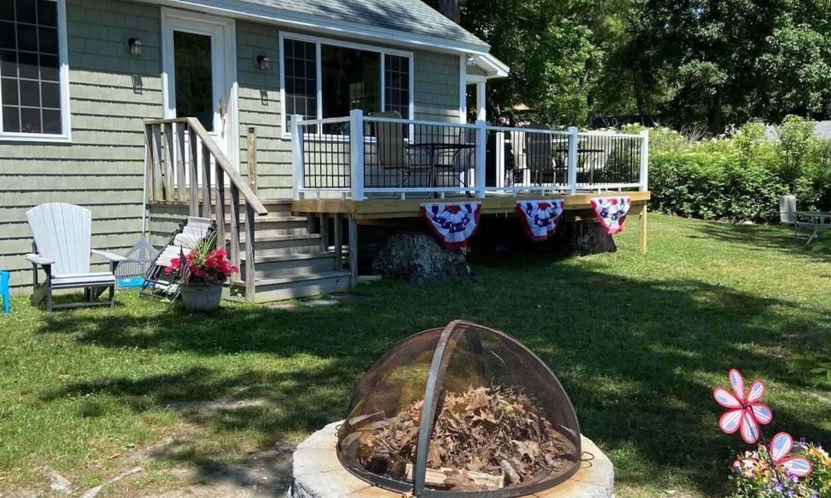 Poultney Cottage | 3 bedroom Cottage at Waters Edge with Spectacular view of water and mountains