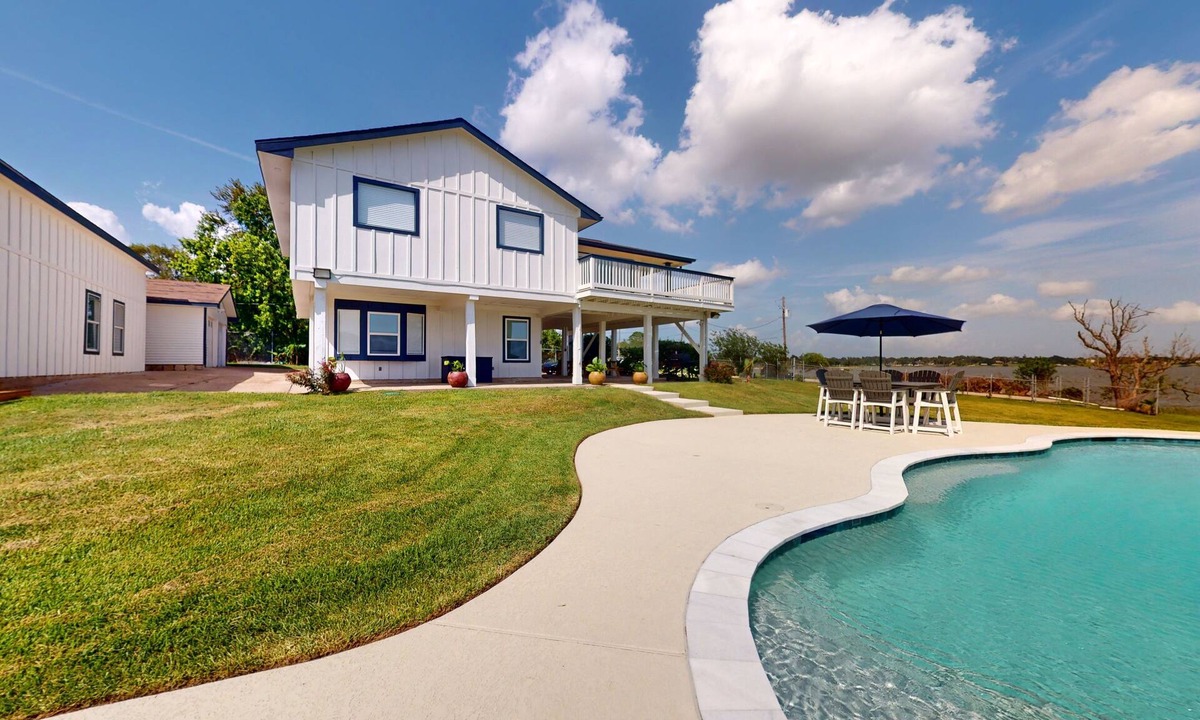 Barrett House | 3-bedroom home with washer/dryer, TV, free internet, poon & amazing water view