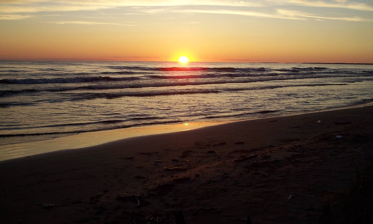 Henderson Cottage | 3 Br. Beach House Sleeps 9, near Golf Courses and Marinas
