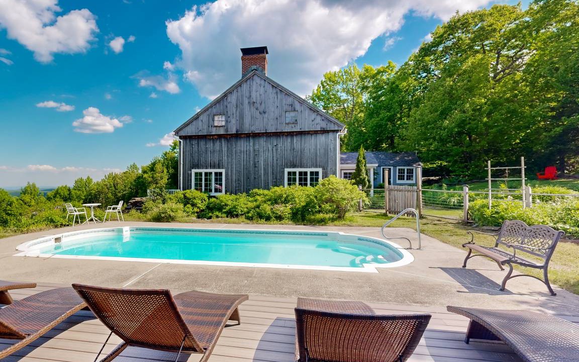 West Dover House | 325 m² House ∙ 4 bedrooms ∙ 8 guests