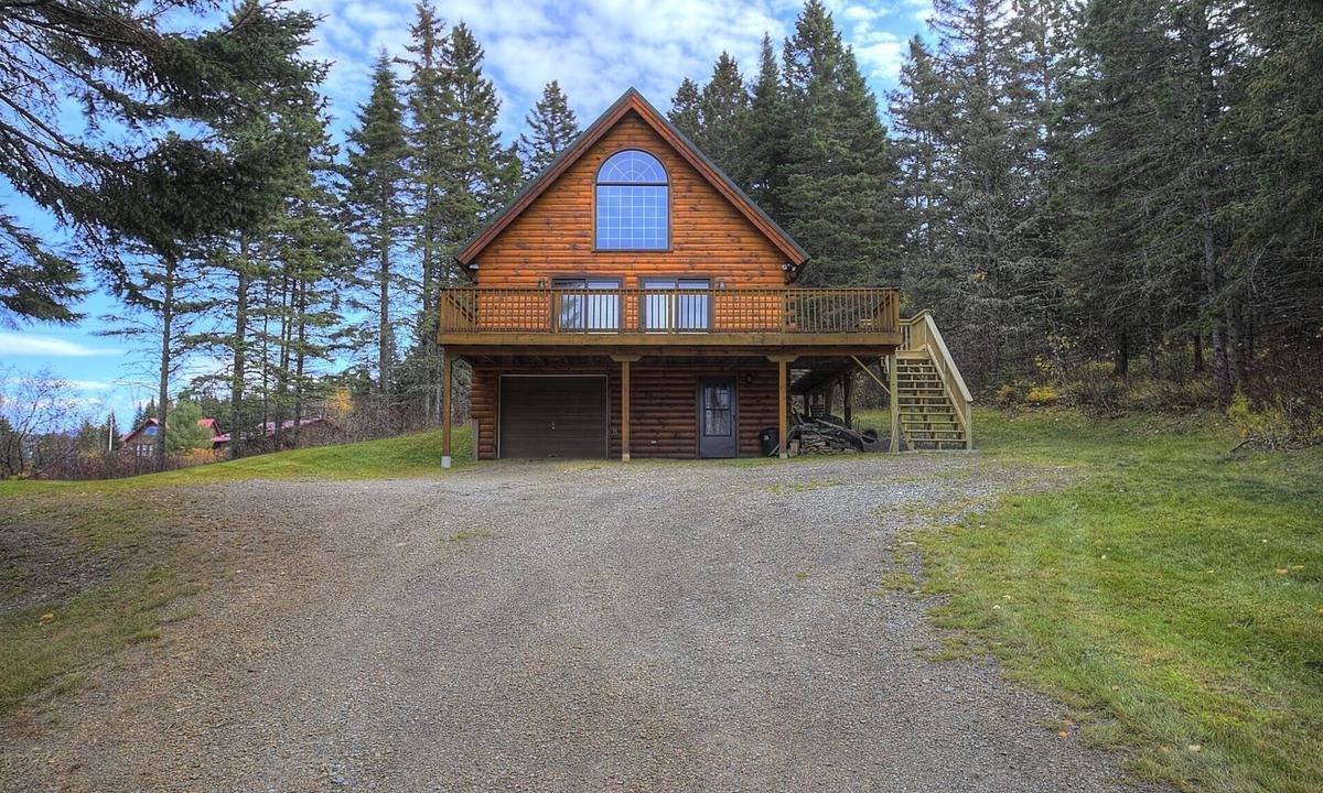 Rangeley House | 🐾33 Loop Road - Log cabin in the Overlook, with shared access to Rangeley Lake