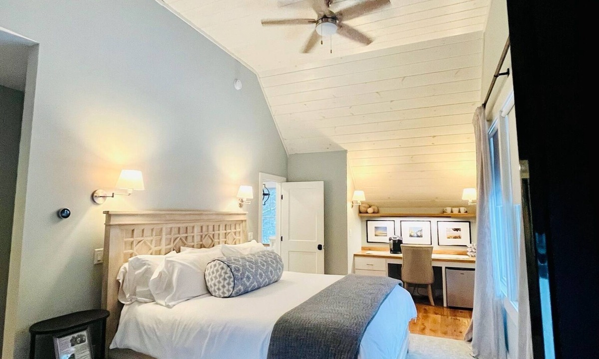 Huletts Landing House | 39- 5 Star Reviews on AirB, No Cleaning Fee, New Everything, CAC & Walk to Water