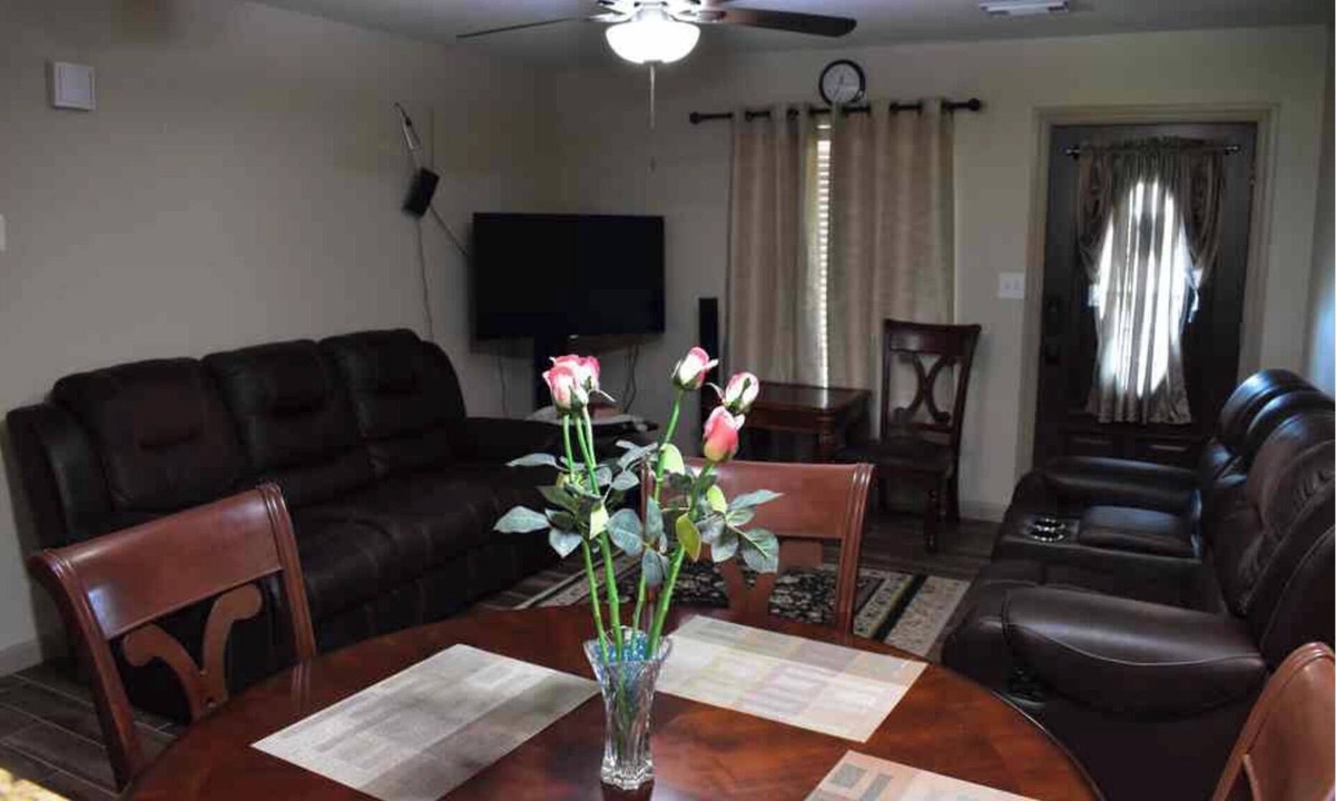 Alvin House | 4-bedroom house in awesome Alvin with AC, WiFi, 2 full bath, plenty of parking!