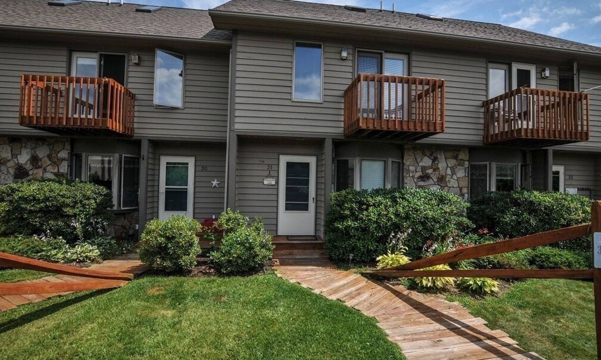 McHenry House | 4 level townhome is steps away from WISP ski slopes. Sleeps 10, 3BA. Fireplace