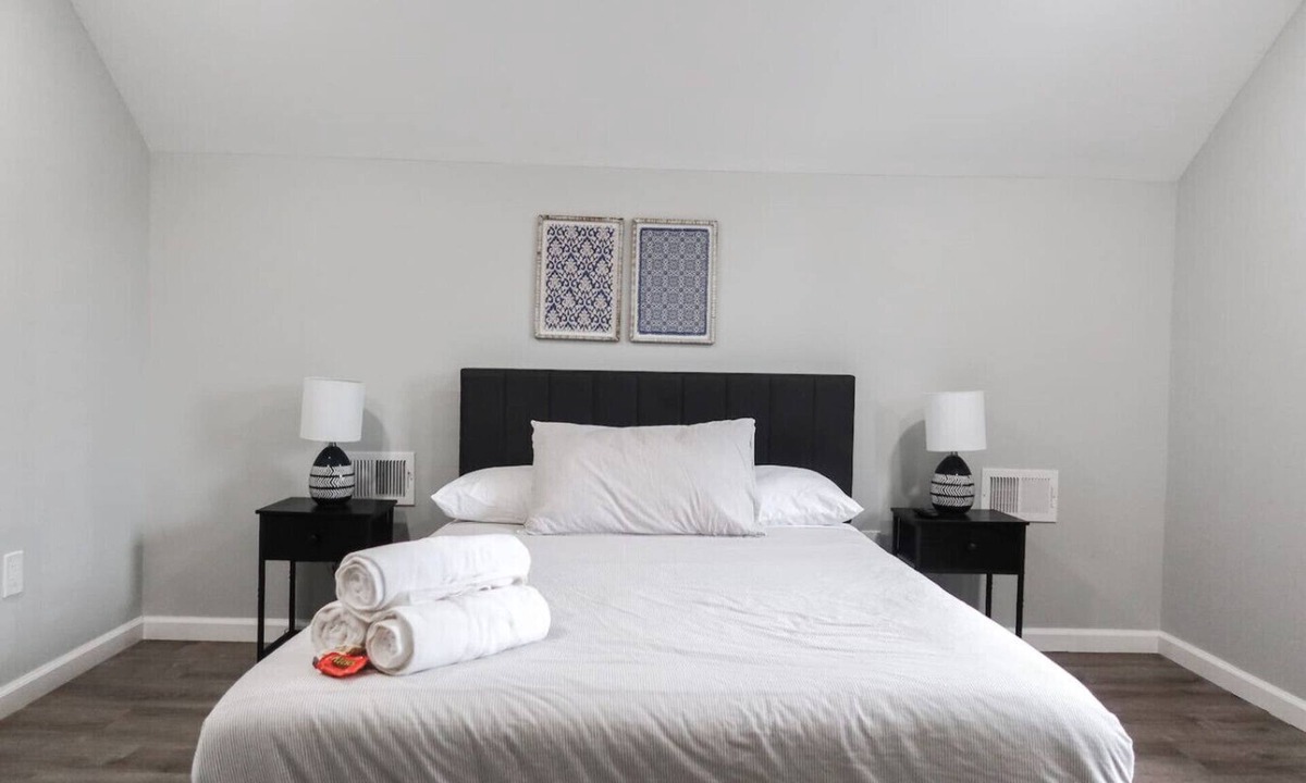 Ampere Apartment | 5Bed 2Bath Near NYC, Parking, Laundry