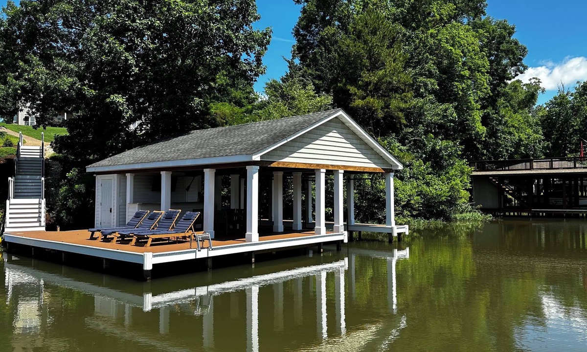 Bracey House | 6000sf Luxury Home on Main Lake Cove – minutes off I-85