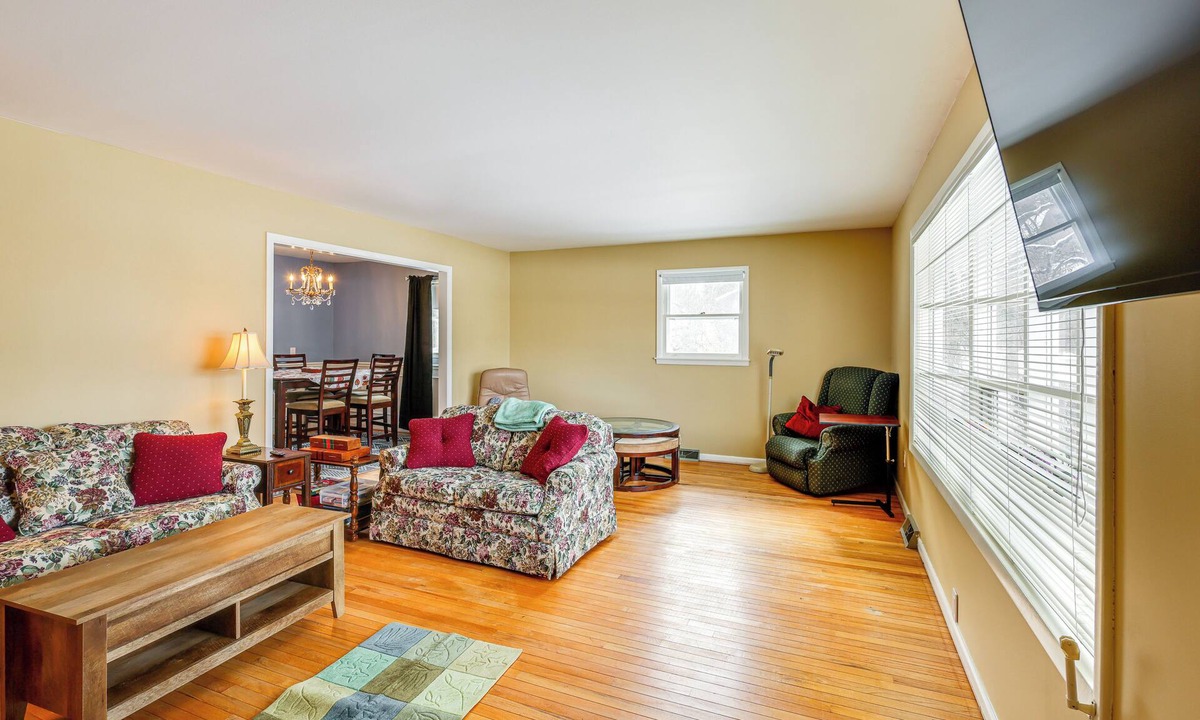 Queensbury House | 9 Mi to Lake George Village: Home in Queensbury