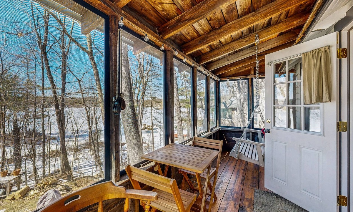 Gray Apartment | Adorable waterfront gem with 2 kayaks, high-speed WiFi, full kitchen & dock