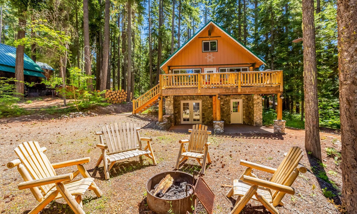 Roslyn Ridge Cabin | Adorable wooded cabin near the lake with hot tub, WiFi, loft, firepit & W/D