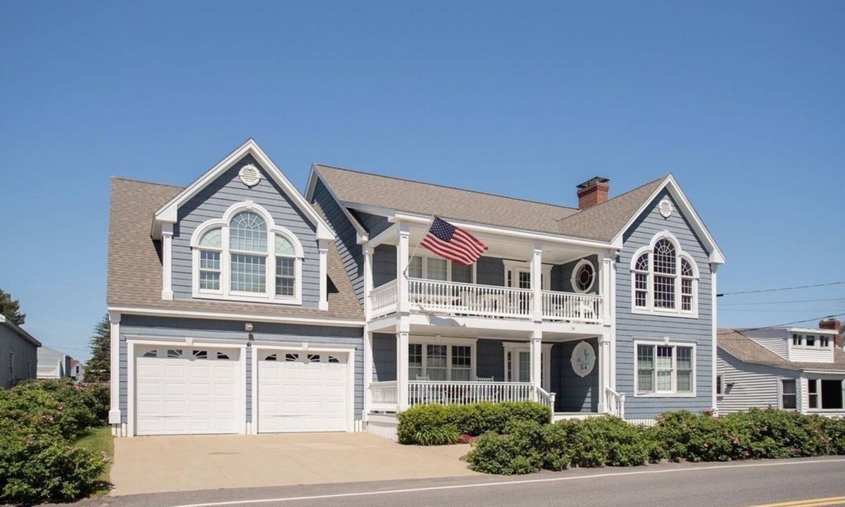Wells Beach House | Amazing Beach House! 5 Bedroom across the Ocean!