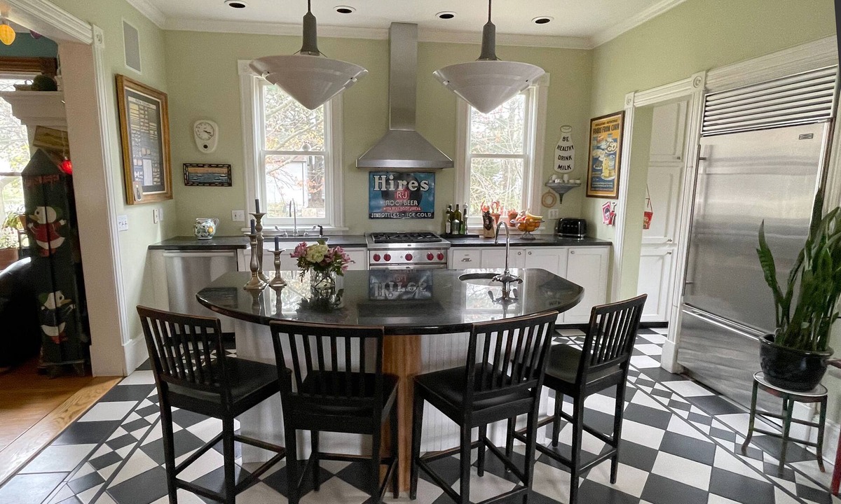 Old North End House | Artists' Victorian Home , Hill Section, close to UVM, Hospital, Downtown