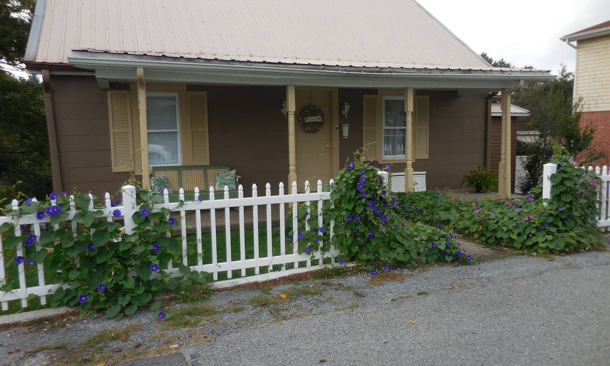 Athens House | BACK TO THE 50'S GUEST HOUSE