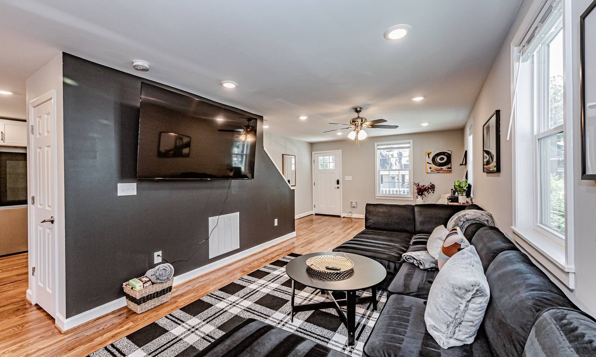 Mosby House | Backyard Fire-Pit, Modern, Roomy, 7 Min Downtown