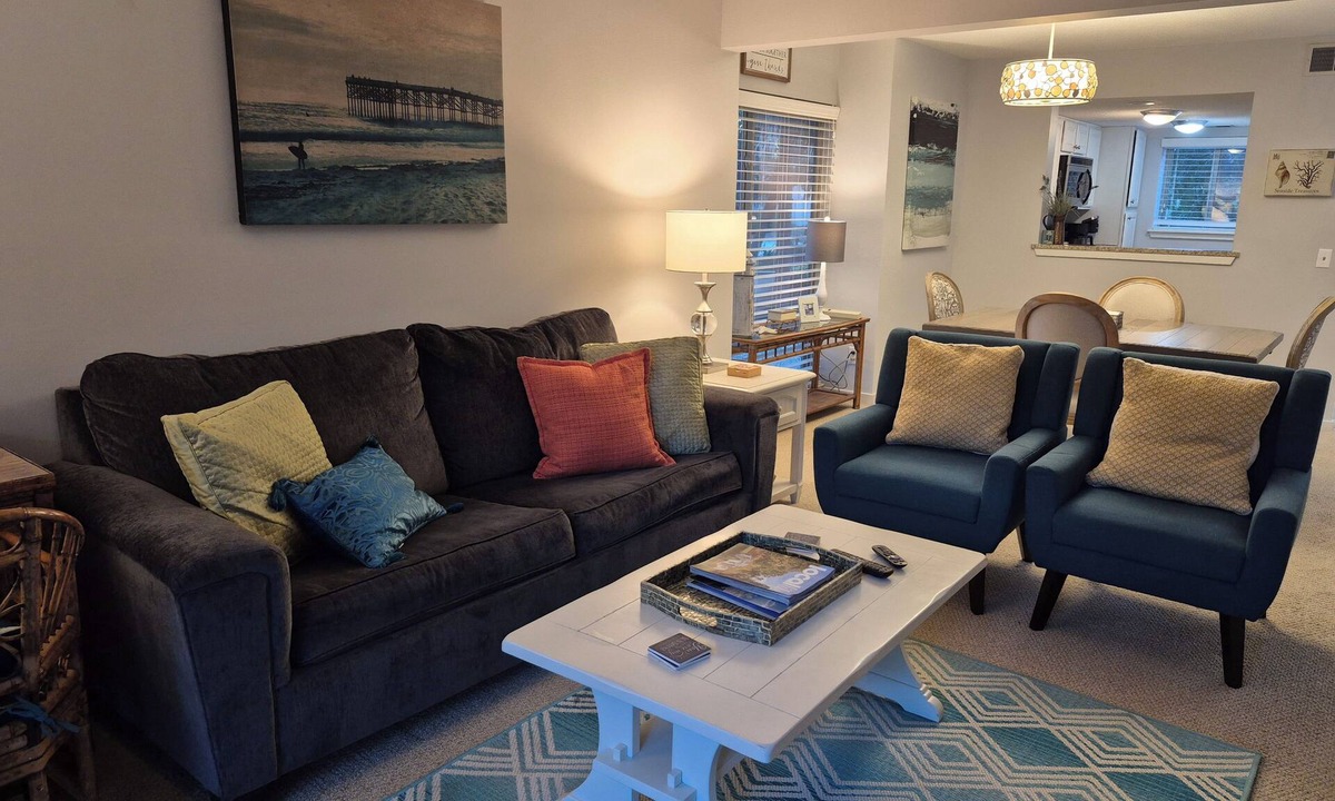 Hilton Head Island Villa | BEACH Across Street Walk to Restaurants/Beach/Shops- 2 King Beds 1st Floor Villa