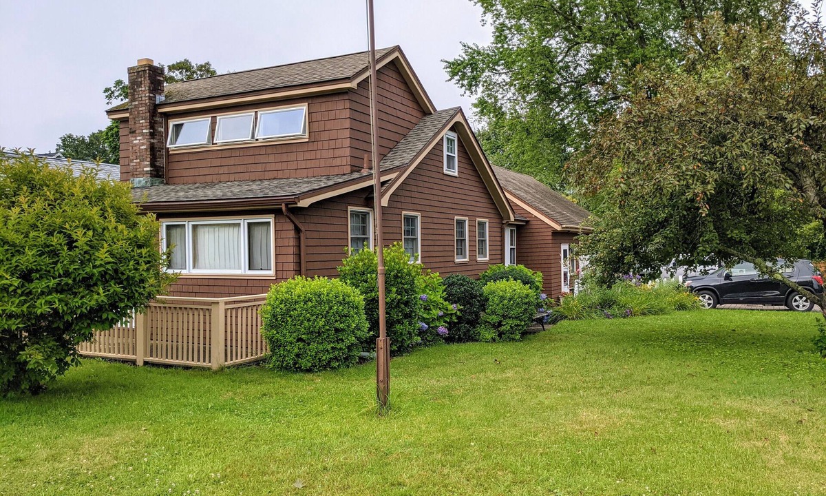 Saybrook Manor House | Beach community with private beaches