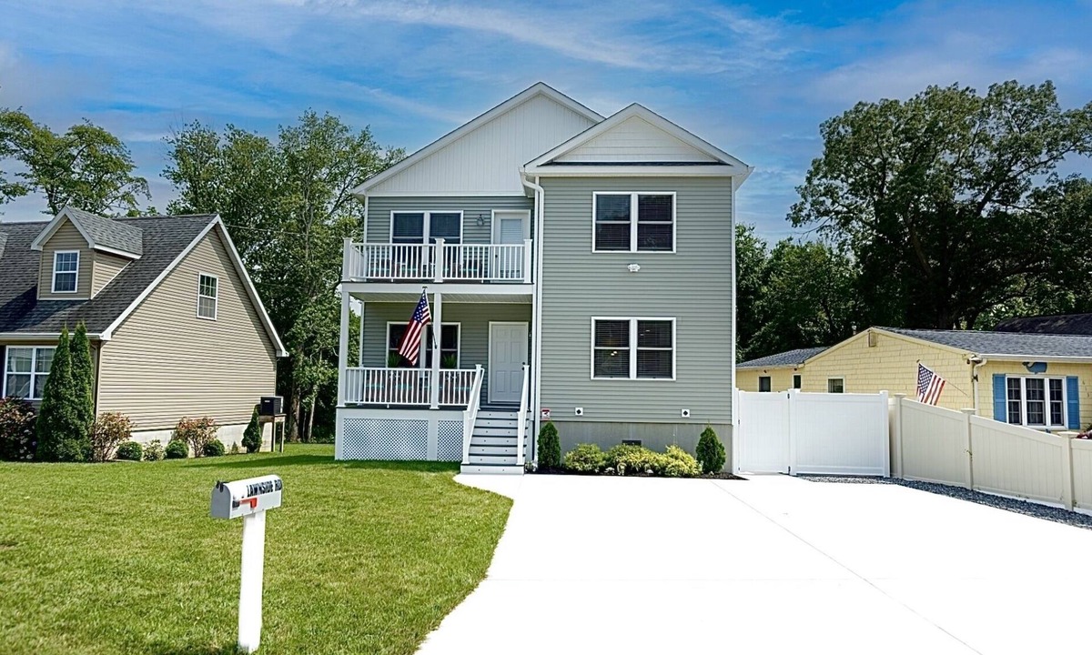 Town Bank House | Beach House CapeMay LINENS INCLUDED 1 block&a short 5min walk to Beach Sleeps 19