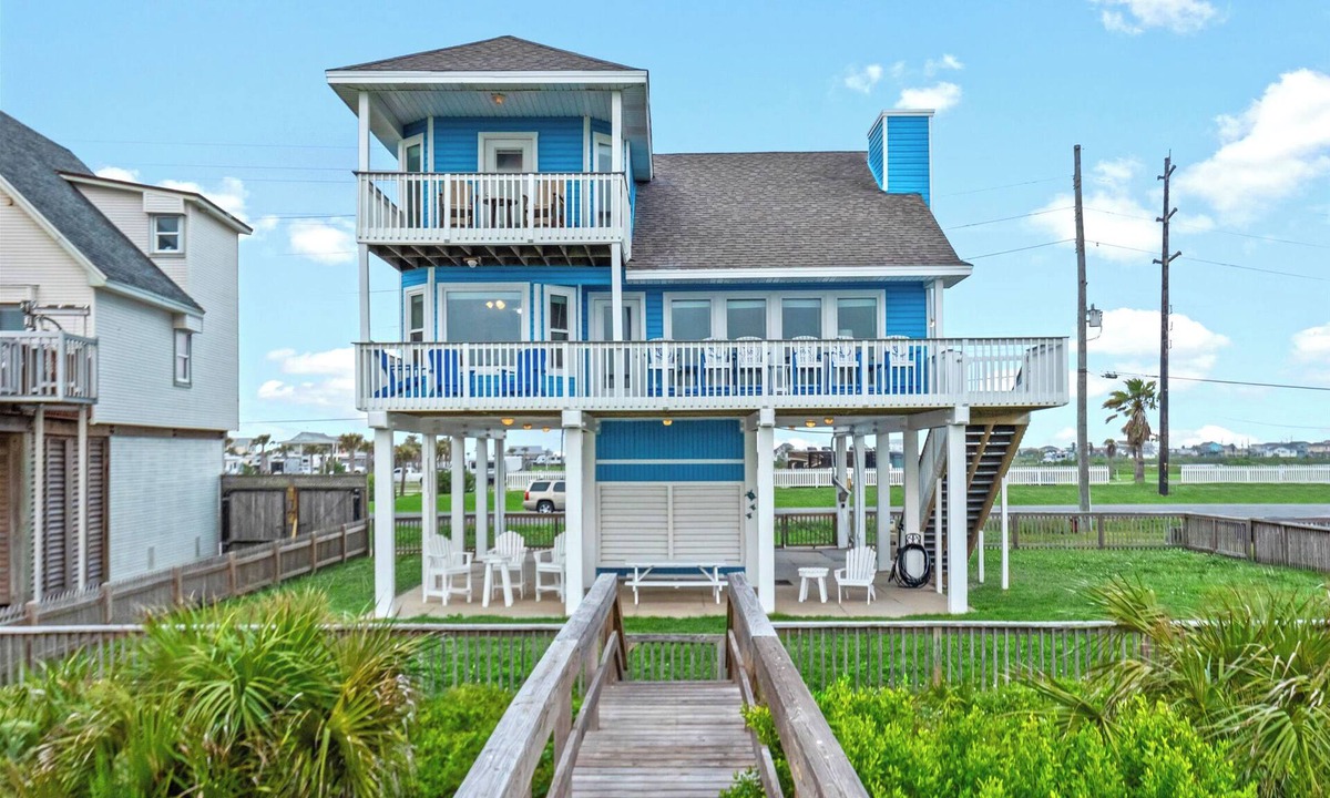 Miramar House | Beachfront | Sleeps 15 | Fenced Yard