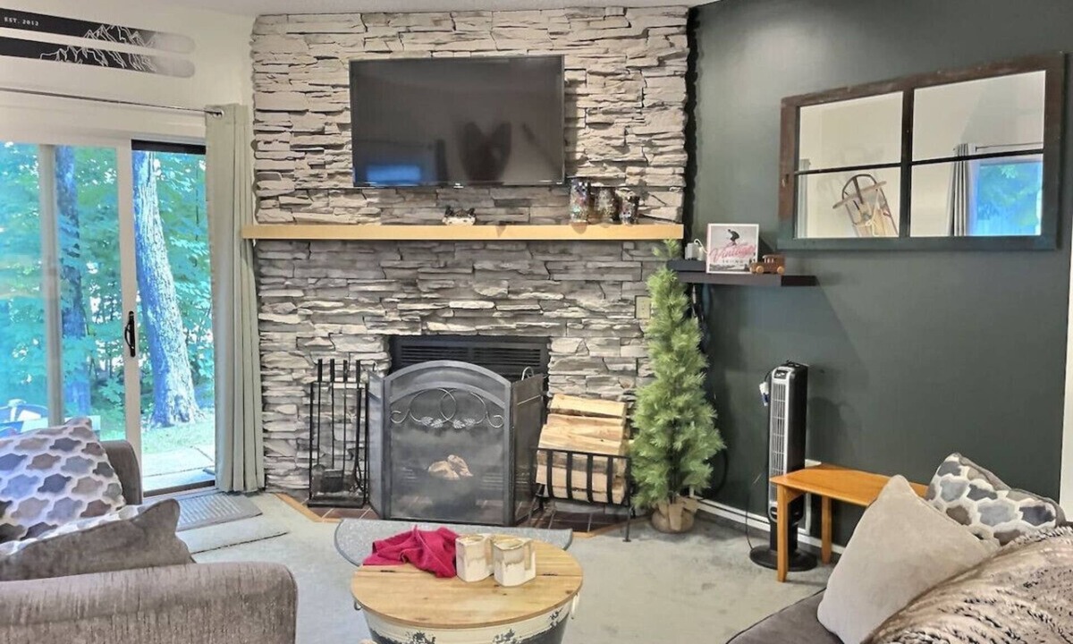 Killington Apartment | Bearmont- Pool, HotTub, FirePit, AC, Gym, Sauna