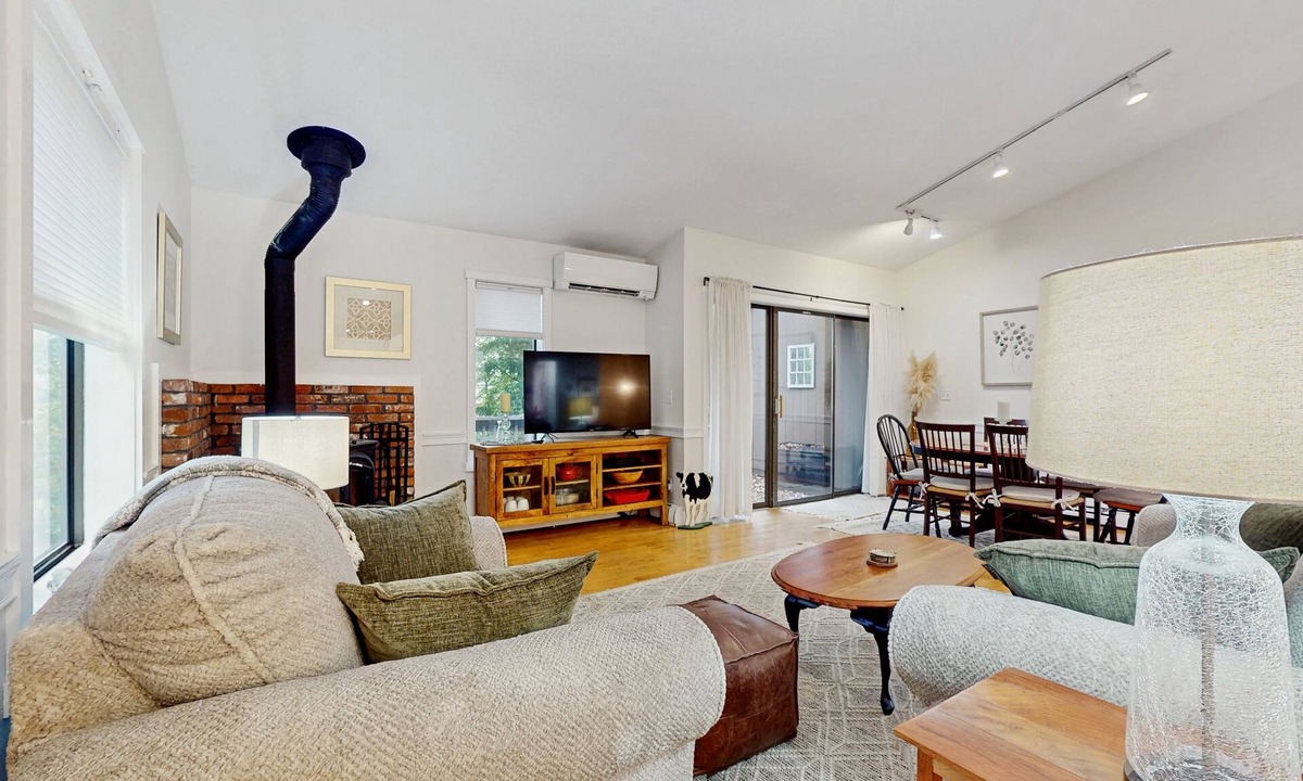 Quechee Condo | Beautiful bright condo with deck, wifi, kitchen, w/d, bbq, mountain view, TV's