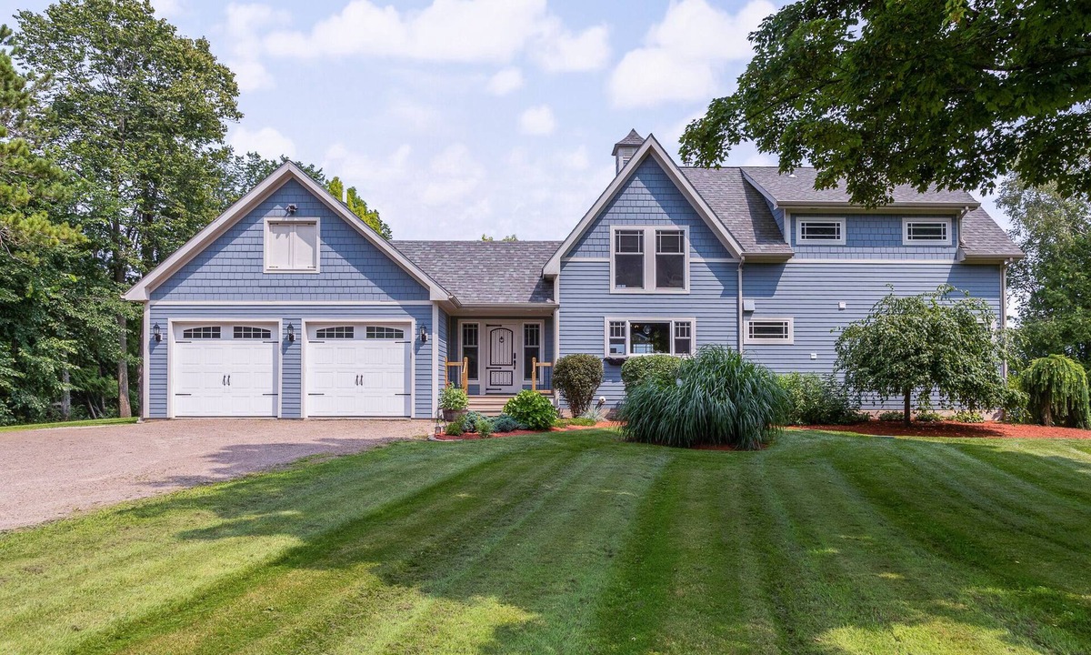 South Hero House | Beautiful post & beam lakefront getaway