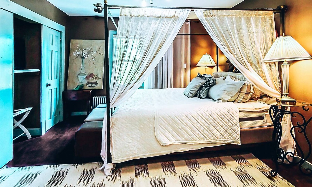 North Adams House | Beautiful romantic Private en suite