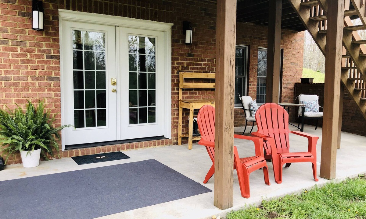 Blacksburg Apartment | Beautiful views & 10 minutes from Blacksburg!
