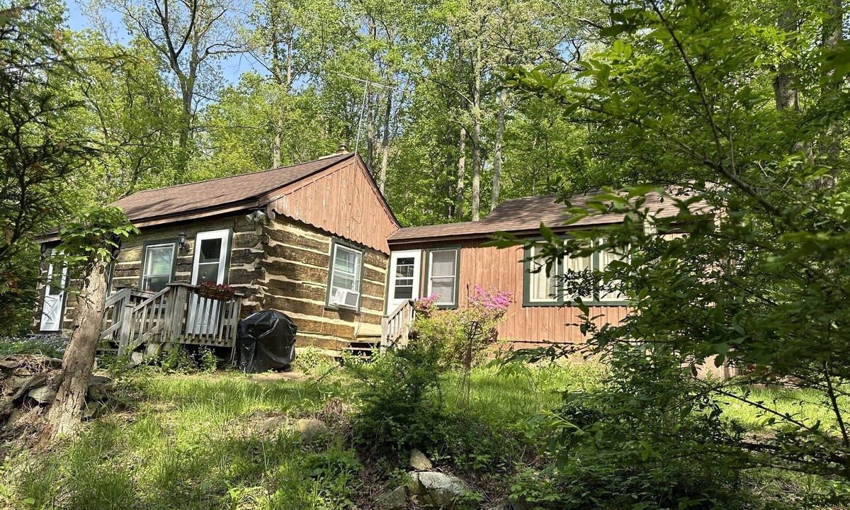 Bluemont Cabin | Beautifully Restored Log Cabin in Bluemont, VA