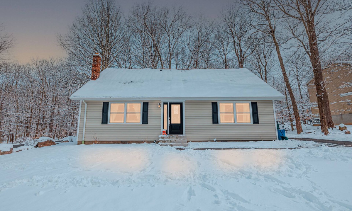 Tobyhanna House | 🍂Best Big lot🍂.PRiv. hot tub,king suite, g.room, fire p.Pool t.