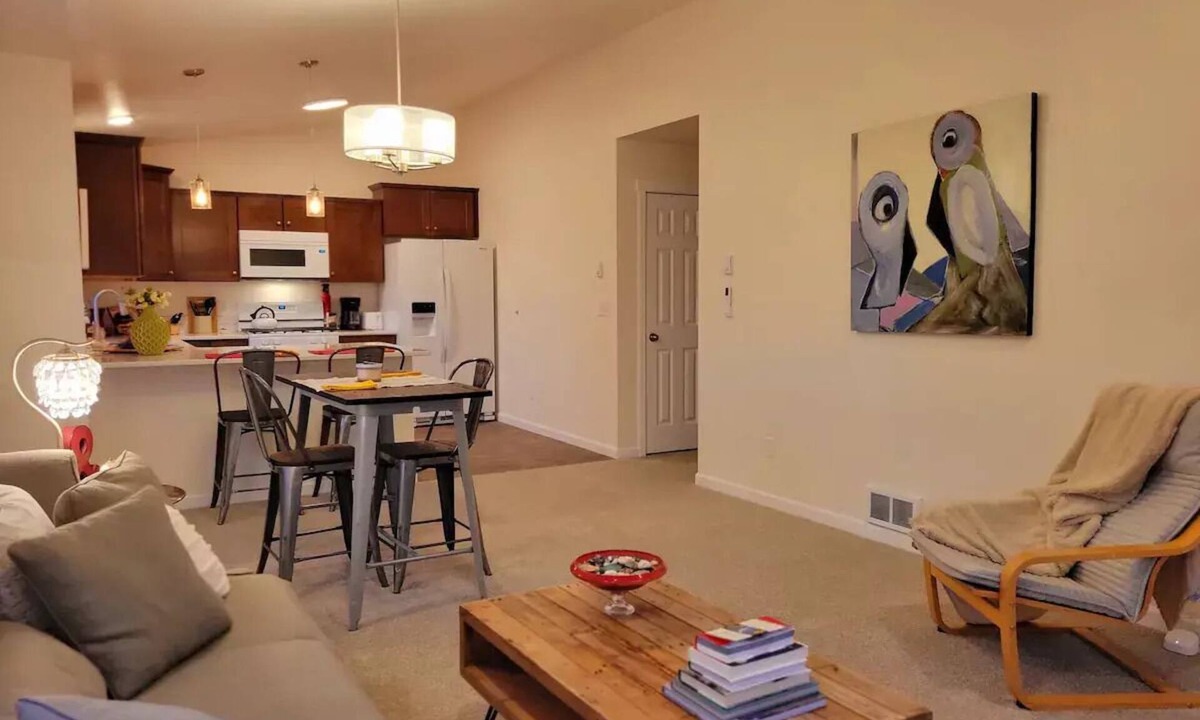 Redmond House | Birdsnest Rest Downtown Redmond Or. Walk to restaurants, breweries and shopping!