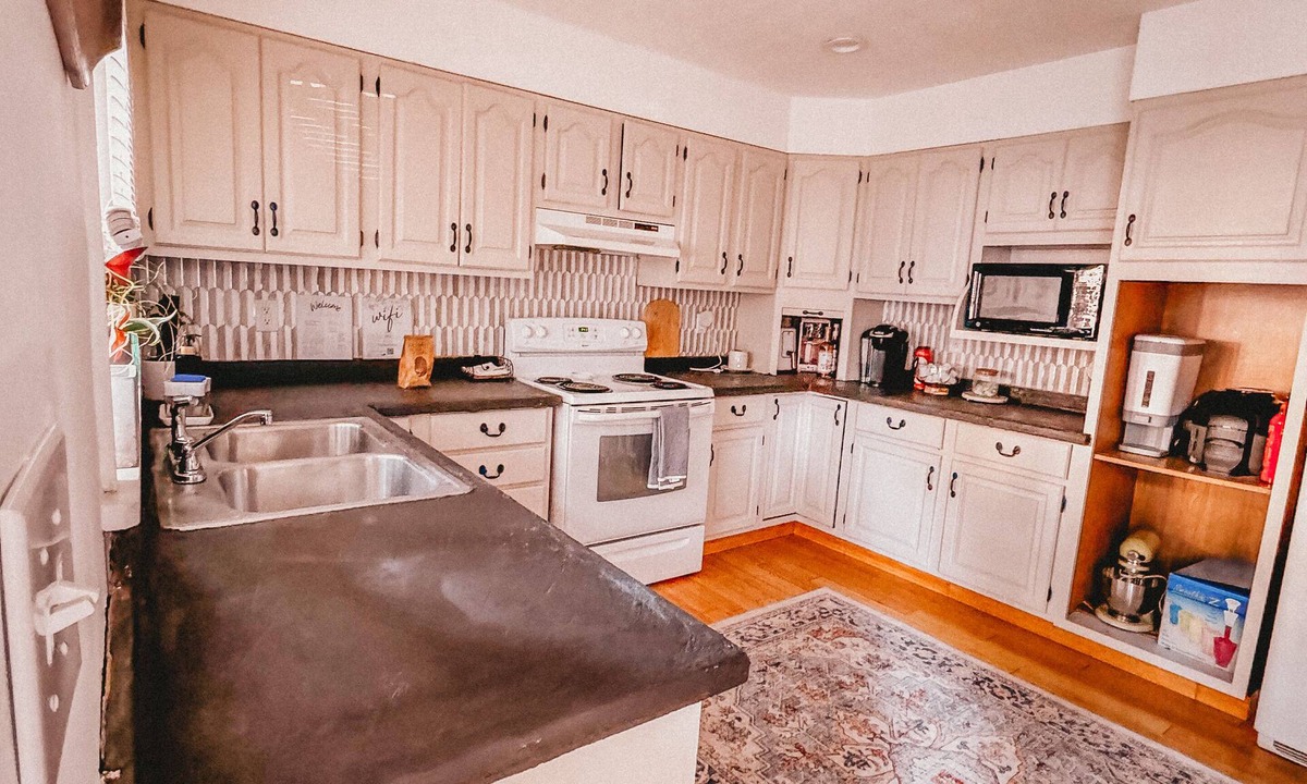 Oswego Apartment | Boho 3-bedroom apt with fully supplied kitchen, WiFi, AC - Oldest Home in Oswego
