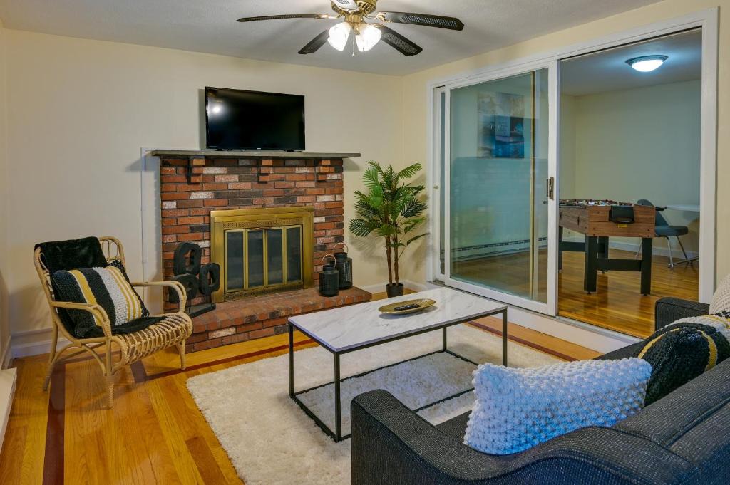 Fairmount Hill Apartment | Boston Duplex with Foosball Table 11 Mi to Downtown