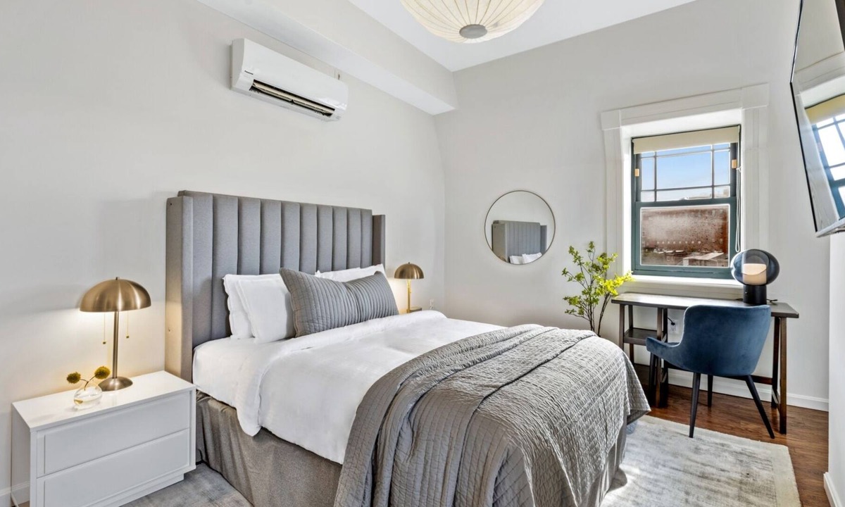 Downtown Baltimore House | Brexton Hotel - Bright and Charming Studio