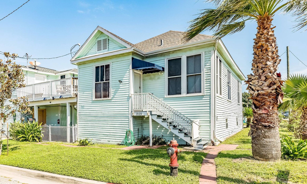 San Jacinto House | Bright Home 1 Block from the Beach/Sea w/Free WiFi, Shared Grill, & Central A/C