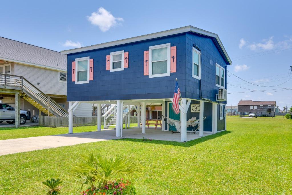 Jamaica Beach House | Bright Jamaica Beach Getaway Less Than 1 Mi to Shore!
