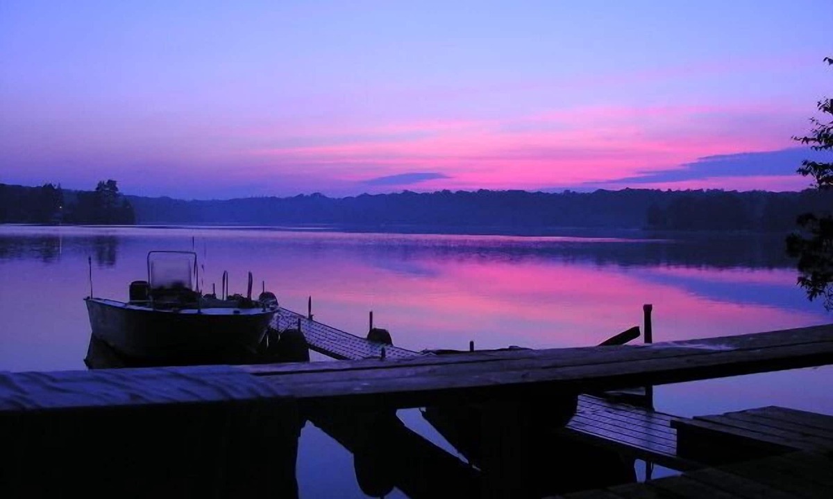 Lake Pocotopaug Cabin | Cabin Deck House - Formidable Cabin in Laurel Island