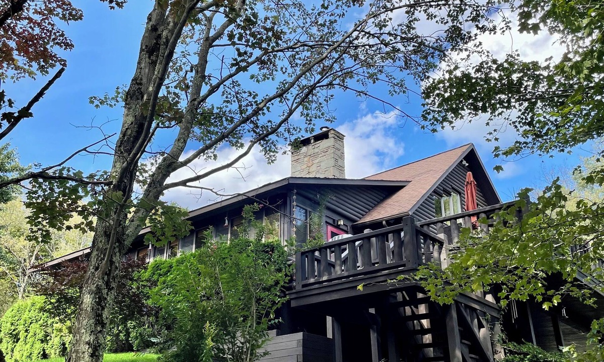 Bovina Center Ski Chalet | Catskill Mountaintop Log Retreat - A quiet nature retreat