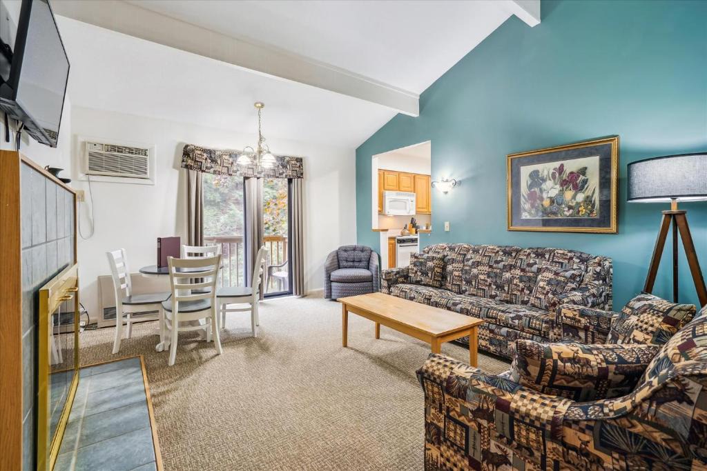 West Bridgewater Hotel | Cedarbrook Deluxe One bedroom Queen Suite with outdoor heated pool 209