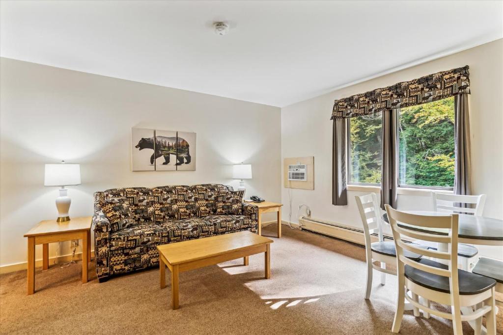 West Bridgewater Hotel | Cedarbrook Deluxe one bedroom suite located on 2nd floor with outdoor heated pool 21820