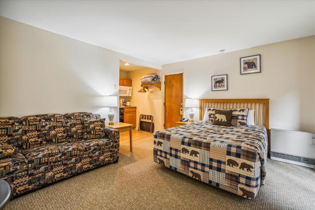 West Bridgewater Hotel | Cedarbrook Queen Studio 107